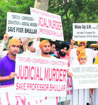 Members of the Sikh community protest outside the UN headquarters in New York. 
