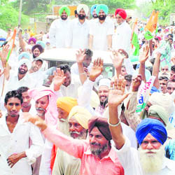 Congress workers, led by DCC (Rural) president Harpratap Singh Ajnala, protest against bogus voters enrolled by the SAD-BJP Government, in front of the SDM office at Ajnala 