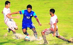 UAE Walid Al Balooshi (L) and Amir Mubarak (R) tackle Indias Jeje Lalpekhlua in New Delhi