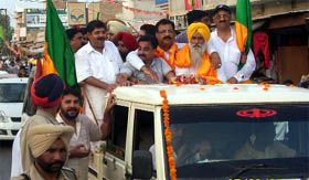 Jyani with supporters at Fazilka.