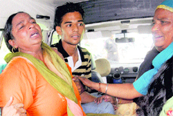 Gurdeep Kaur wails on seeing the body of her husband at Leisure Valley, Sector 10, Chandigarh, on Friday