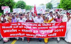 Activists of the CPI demonstrate against the proposed privatisation of water and hike in power tariffs at ITO in New Delhi 
