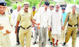 Officials of the Food and Supplies Department accused of watering PDS wheat are taken to a court at Fatehabad 