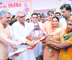 Bhupinder Singh Hooda, CM, honours representatives of panchayats that have done a commendable job in implementing the MNREGA scheme at Hisar 