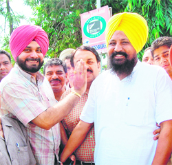 BJP MP Navjot Singh Sidhu won back a dissident party councillor Sukhdev Singh Chahal in Amritsar on Friday. Chahal had switched over to the Peoples Party of Punjab about four months back. Sidhu reached Chahals residence along with BJP leaders, including Dr Baldev Raj Chawla and Anand Sharma (district BJP president), and offered him siropa on his return to the party fold.