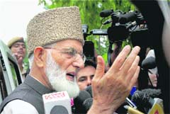 Hurriyat leader Syed Ali Geelani talks to mediapersons after a meeting with Pakistan Foreign Minister Hina Rabbani Khar in New Delhi