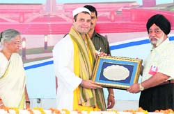DSGMC president PS Sarna presents a memento to AICC general secretary Rahul Gandhi in New Delhi 