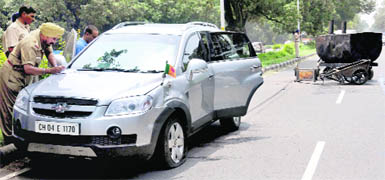 A policeman writes the first information report (FIR) against the driver of the road-roller after a boiler hit the SUV ferrying BJP leaders near the Centra Mall in Chandigarh 