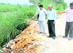 Garbage lying on Kanwar Patri in the Jwalapur-Bahadrabad area in Haridwar 