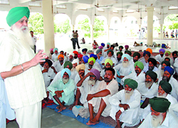President of the BKU (Lakhowal) Ajmer Singh Lakhowal addresses members of the district unit of the union in Bathinda on Sunday