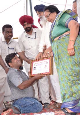 Chief Minister Badal and Vijay Laxmi Bhadoo honouring Raju Chhabra