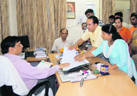 Babita Sahotra, a BJP councillor, submits a memorandum to the CEO of the Dehradun Municipal Corporation regarding land allotment to encroachers of the Hathibarkala area in Dehradun 
