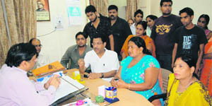 Congress workers submit a memorandum to the Chief Executive Officer of the Dehradun Municipal Corporation in Dehradun 