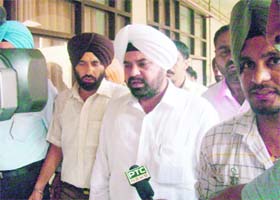 Hoshiarpur SP (D) Randir Singh Uppal being escorted by Vigilance Bureau officials after his arrest in Hoshiarpur on Monday