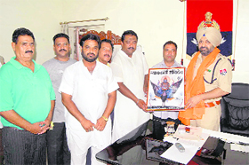 Tarn Taran SSP Manminder Singh being honoured by Shiv Sena workers.