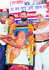 Members of the Mohammad Rafi Memorial Society pay tributes to the legendary singer on his 31st death anniversary in Amritsar.