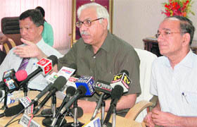 SY Quraishi (centre), Chief Election Commissioner of India, addresses a press conference in Dehradun 