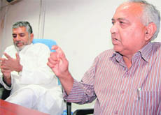 Ramesh Dhawala, Himachal Pradesh Minister of Food and Civil Supplies, along with his Uttarakhand counterpart, Diwakar Bhatt, at a press conference in Dehradun 
