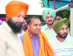 UK-based NRI Tejinder Singh Sekhon (second from left) being honoured by his friends on his arrival at the Ludhiana railway station