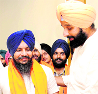 SAD youth wing chief BS Majithia welcomes SAD (Delhi) member GS Mundian into the SAD fold