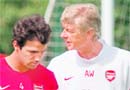 Arsenals Cesc Fabregas (L) with team manager Arsene Wenger 