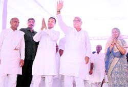 MLA Sampat Singh, MP Naveen Jindal, Chief Minister BS Hooda and MLA Savitri Jindal greet the gathering at a Congress rally in Hisar on Saturday