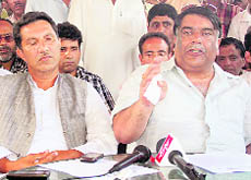 Leaders of the Joint Consultative Committee address mediapersons in Srinagar 