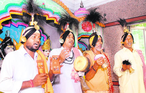 Jangams, the kul purohits of Lord Shiva, reciting Shiv katha at Ma Annapurna Temple