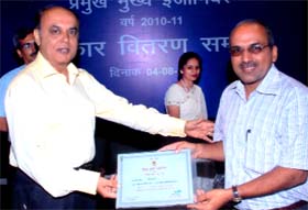 Rakesh Kumar gets an award at in New Delhi