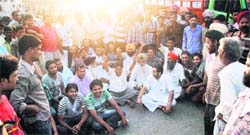 A file photo of Honey Bedi along with his supporters staging dharna on NH-1 in Ludhiana