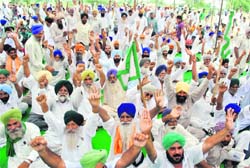 Farmers protest against Punjab, Haryana and UPA governments at a mahapanchayat in Ramnagar village,