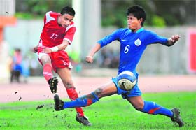 Indias Nabin Rabha (R) and Nepal's Umesh Thapa tussle for the ball during their SAFF U-16 Championship semifinal in Kathmandu on Monday