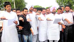 The District Youth Congress, Jalandhar (Rural), celebrated its foundation day in Jalandhar on Tuesday. On this occasion, a former president of DYC (R), Vikramjit Singh Chaudhary, unfurled the Youth Congress flag at the District Youth Congress office. The DYC (R) lambasted the SAD-BJP government for allegedly sabotaging the UPA government-sponsored pro-poor programmes