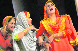 Girls perform giddha to mark Teej celebrations at Guru Nanak Girls College, Model Town, Ludhiana. 