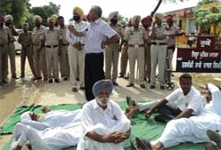 CPI workers stage protest after they were stopped by the police from proceeding towards Gobindpura village on Wednesday. Former MLA Hardev Arshi (standing) can also be seen.