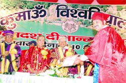 Dr APJ Abdul Kalam, former President of India, confers a degree on a student at the convocation of Kumaon University at Nainital on Wednesday