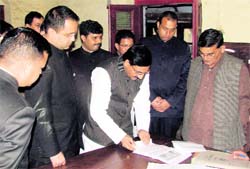 Chief Minister Ramesh Pokhriyal Nishank makes a surprise inspection of the tehsil office at Nainital on Wednesday