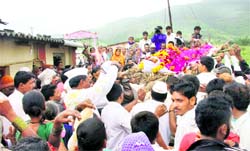 Mourners carry the body of a farmer, who was allegedly killed in the police firing, at Maval village in Pune on Wednesday