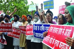 Members of the Shiromani Akali Dal (Badal) demand immediate holding of the election to the executive board of the Delhi Sikh Gurdwara Management Committee in New Delhi