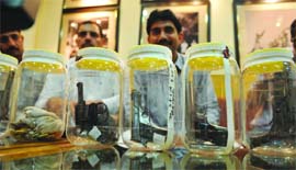 The Delhi police arrested an interstate arms dealer, Mohammed Arif, and seized several countrymade weapons from him in New Delhi