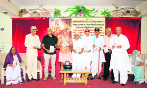 Swami Sharnanand and other dignitaries at a function in Rewari. 