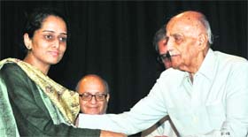 Air Chief Marshal OP Mehra (retd) presents the Prem Bhatia award to Shubha Sharma, wife of Jyotirmoy Dey, in New Delhi on Thursday.