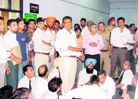 Ashok Mittal, president, DBA, addresses lawyers during a dharna in Ludhiana