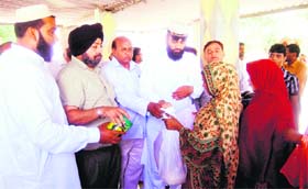 Al Habib Trust members distribute eatables among Amritsar jail inmates on Thursday