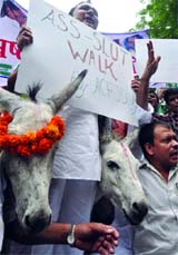 Activists of the JDU during their protest against the governments proposed Lokpal Bill in New Delhi on Friday.