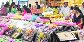 People purchase gift packs on the eve of Rakhi in Ludhiana 