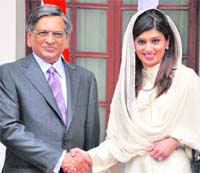 S.M. Krishna held Pakistan Foreign Minister Hina Rabbani Khar’s hand and went on shaking it as if he would never
