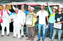 Social activists raise slogans at Hamirpur