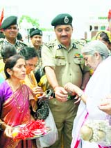 Social Security Minister Laxmi Kanta Chawla ties a rakhi on the wrist of BSF DIG Sanjeev Bhanot on the occasion of Raksha Bandhan at Attari.