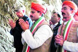 Governor NN Vohra pays obeisance on the conclusion of the Amarnath yatra at the holy cave shrine on Saturday